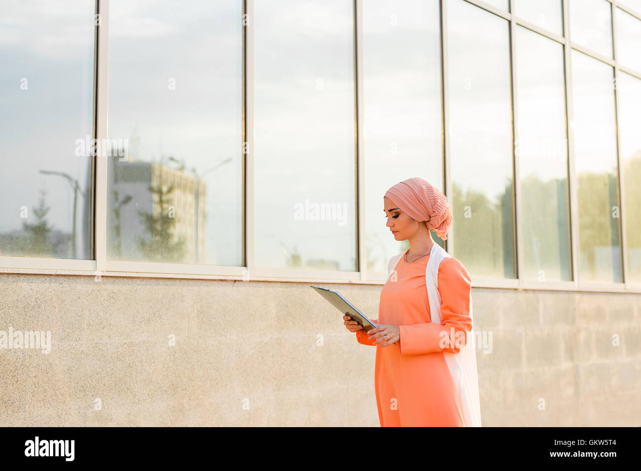 Muslimische Frau stehend, Dokument Papier halten Stockfoto