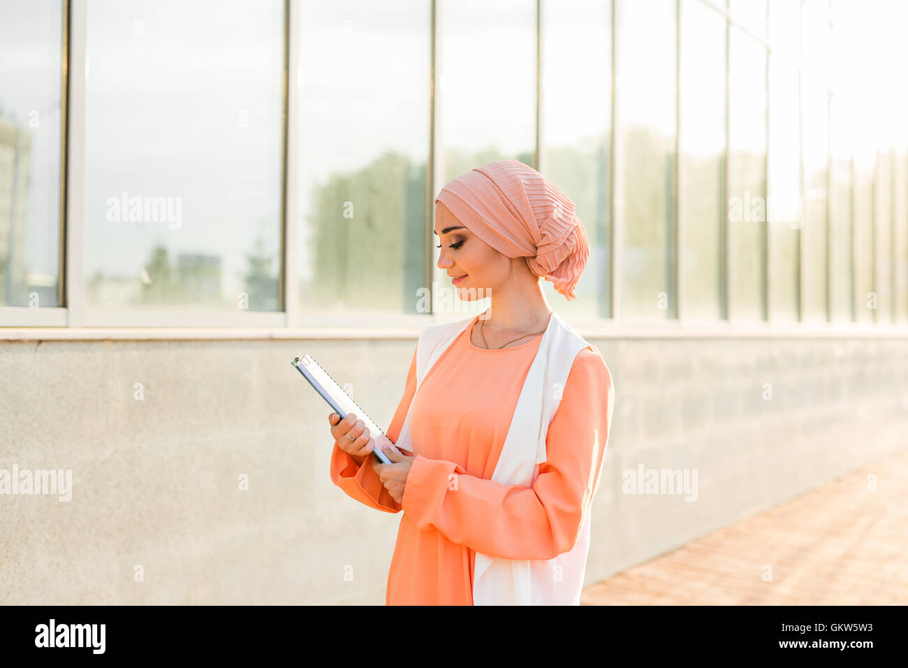 Muslimische Frau stehend, Dokument Papier halten Stockfoto