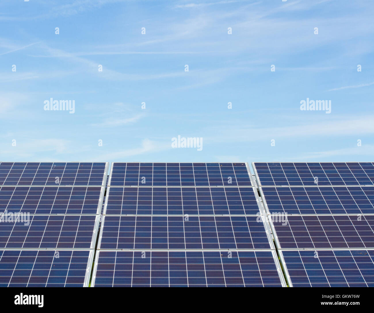 Eine Reihe von Solarzellen sauberen Strom unter einem blauen Himmel mit Kopie Raum über. Stockfoto