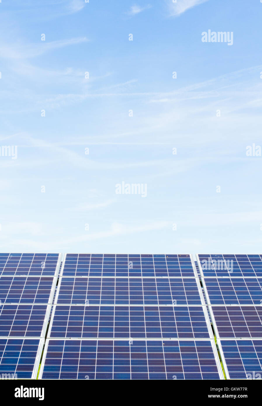 Eine Reihe von Solarzellen sauberen Strom unter einem blauen Himmel mit Kopie Raum über. Stockfoto