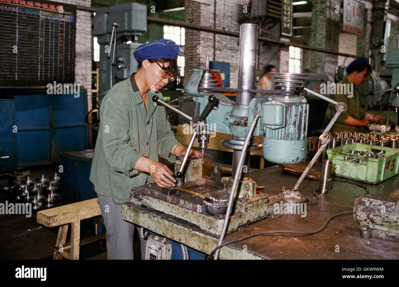 Frau arbeitet im Chinesisch - Tschechische engineering-Fabrik, Shenyang, China. Stockfoto
