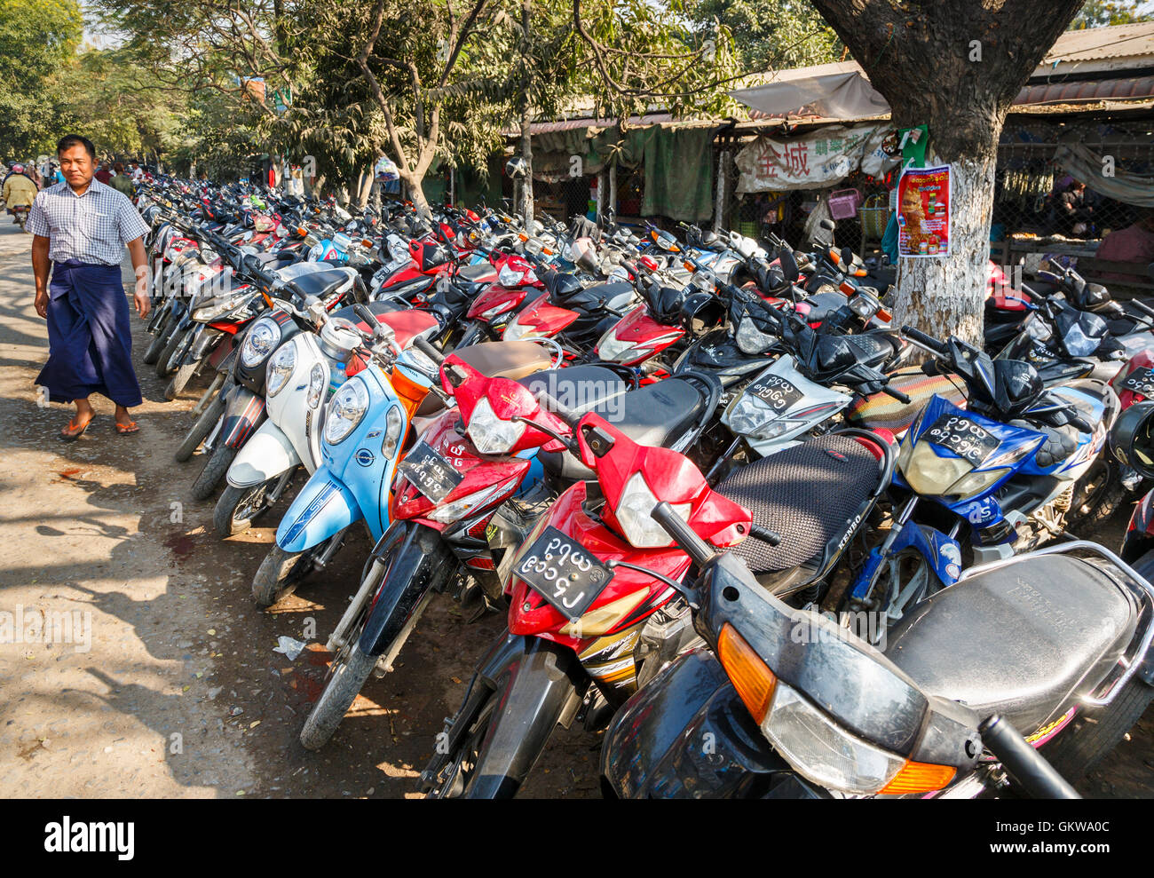 Hunderte von ordentlich geparkten Motorräder am Straßenrand auf dem Jademarkt, Mandalay, Myanmar (Burma) Stockfoto