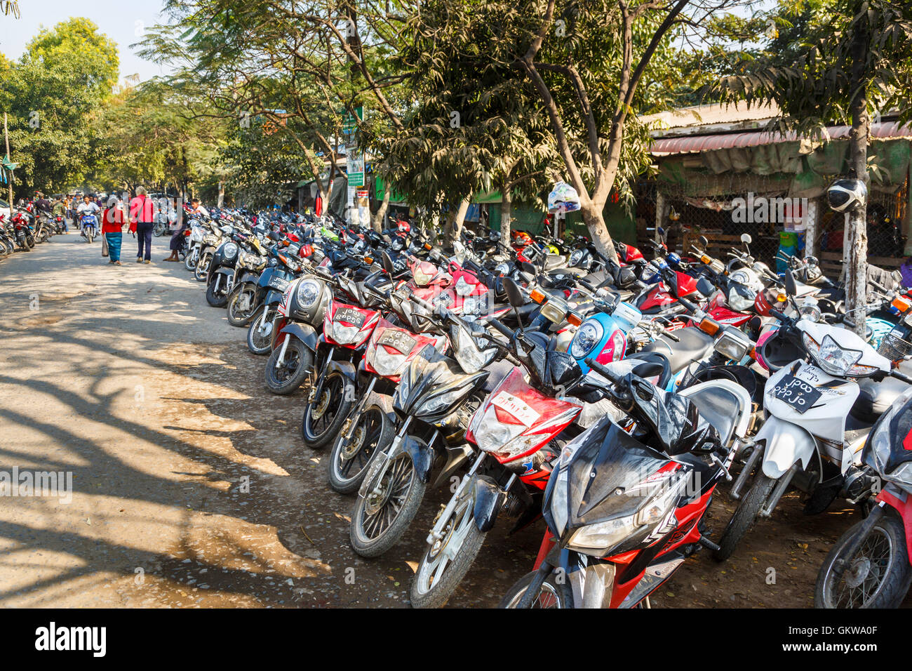 Hunderte von ordentlich geparkten Motorräder am Straßenrand auf dem Jademarkt, Mandalay, Myanmar (Burma) Stockfoto