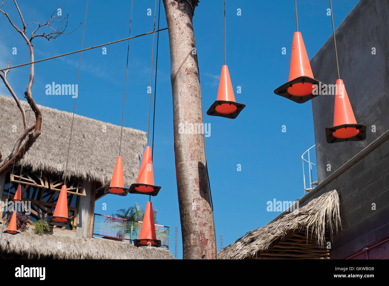 Leitkegel zur Dekoration verwendet. Plaza Papelillo, Sayulita, Riviera Nayarit, Mexiko. Stockfoto