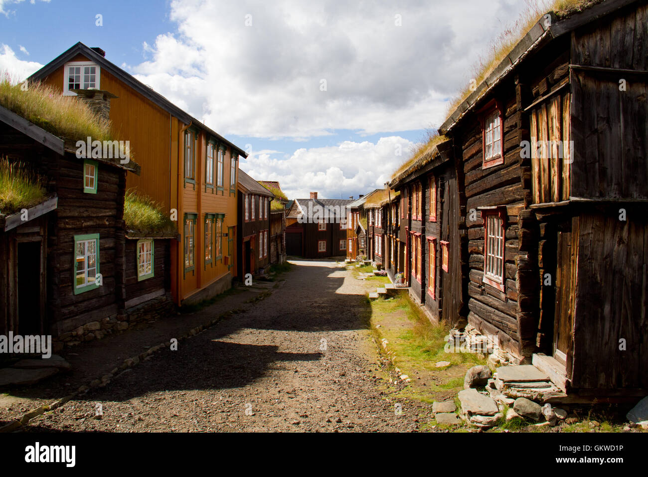 Blick auf die historische norwegische Bergbaustadt Røros, Holzhäuser, Reste der Kupferindustrie Stockfoto