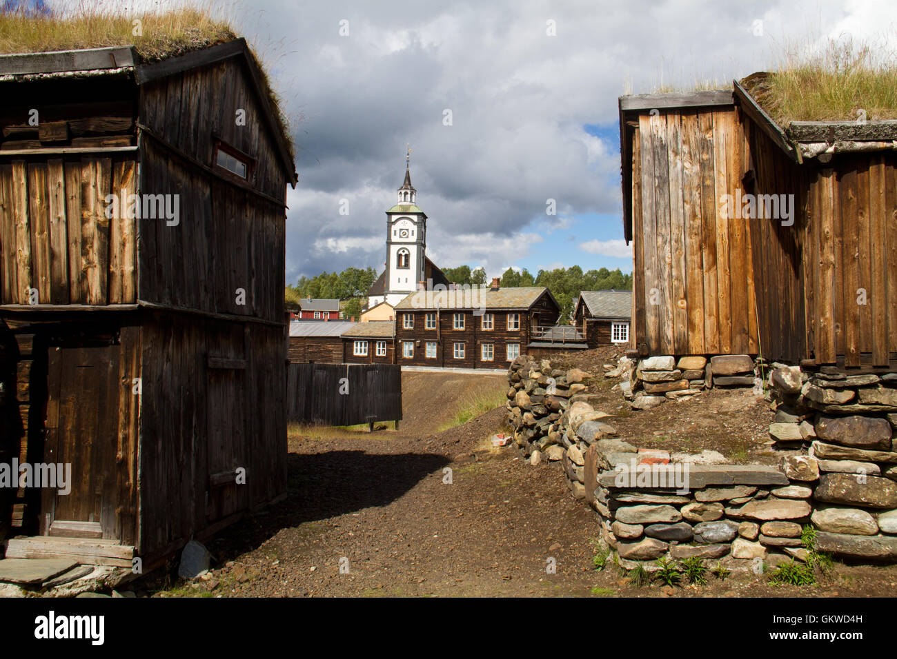 Blick auf die historische norwegische Bergbaustadt Røros, Holzhäuser und Kirche, Reste der Kupferindustrie Stockfoto