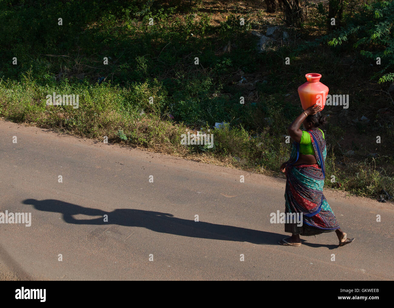 Frau mit Wasserkrug auf dem Kopf in Koonthakulam, Tamil Nadu, Indien. Stockfoto