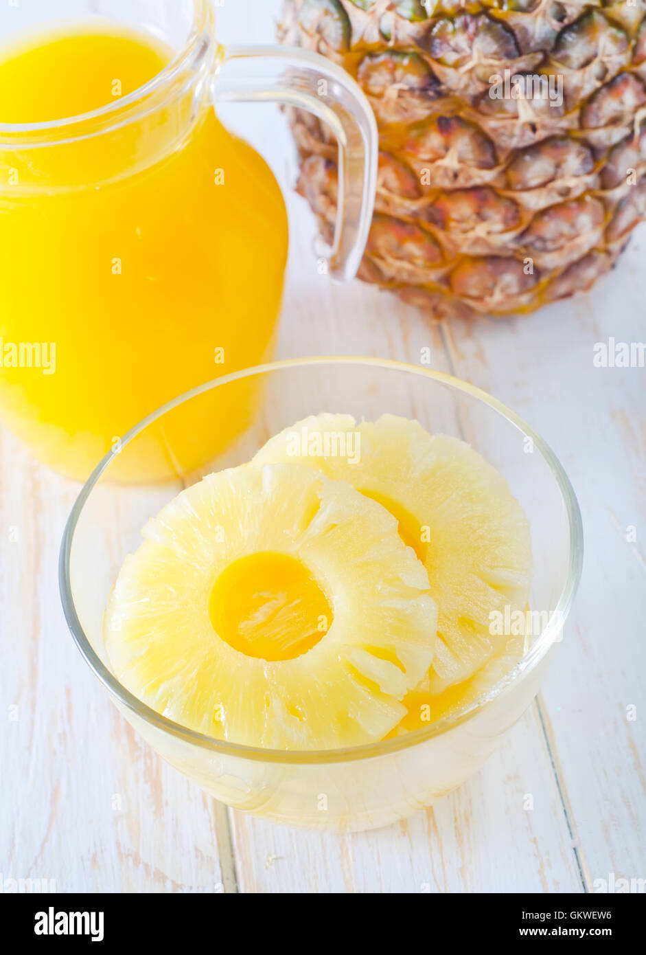 Ananas und Saft Stockfoto