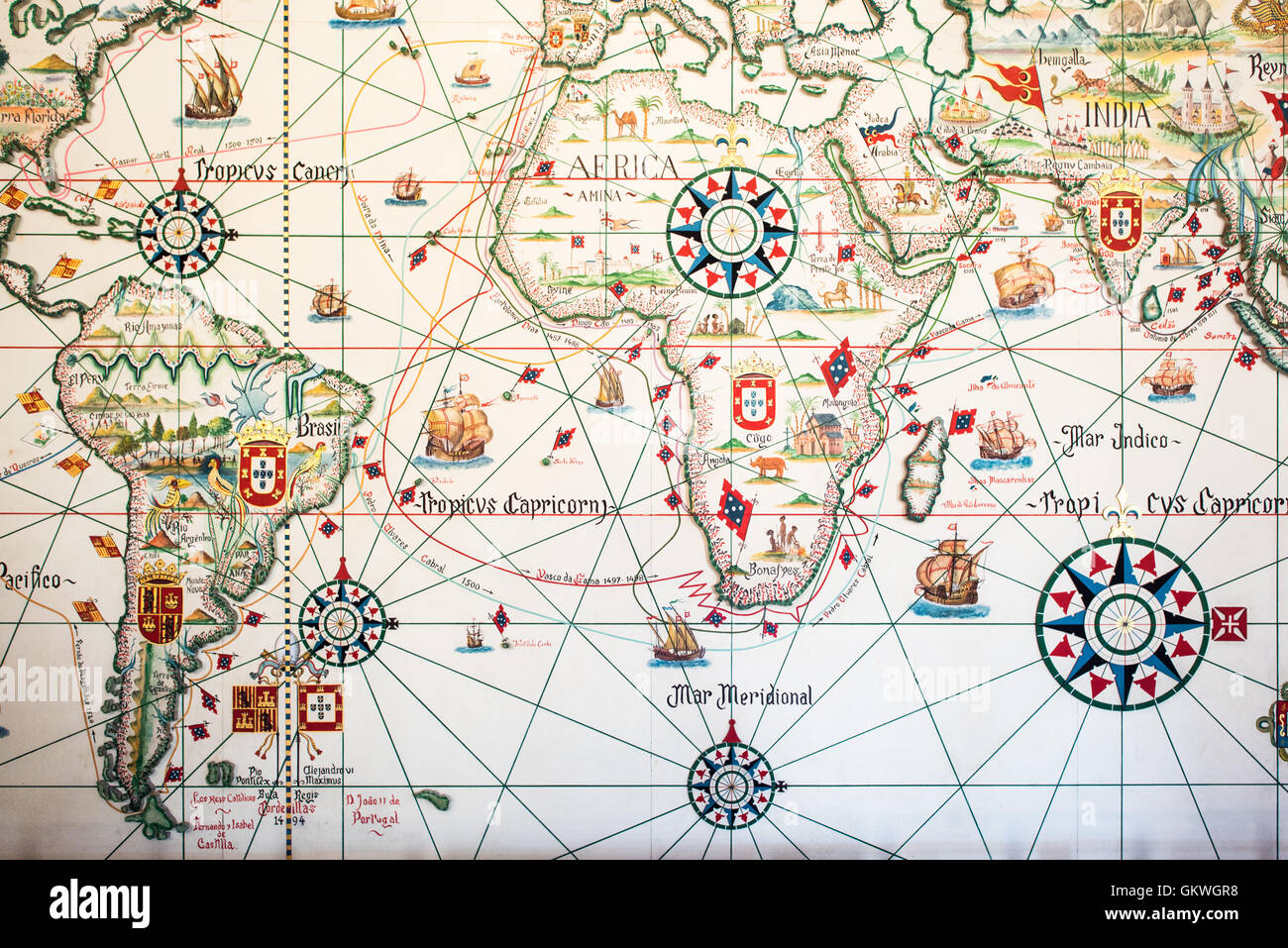 Museu de Marinha Maritime Map Lissabon Portugal // LISSABON, Portugal — das Museu de Marinha (Maritime Museum of Navy) konzentriert sich auf die portugiesische maritime Geschichte. Es zeigt Ausstellungen über Portugals Zeitalter der Entdeckung, die portugiesische Marine, die Handels- und Freizeitschifffahrt und, in einem großen anbau, Binnenschiffe und Wasserflugzeuge. Es befindet sich im Stadtteil Belem von Lissabon und nimmt teilweise einen Flügel des Klosters Jerónimos ein. Der Eingang erfolgt durch eine Kapelle, die Heinrich der Navigator als Ort errichtet hatte, an dem die abreisenden Seefahrer eine Messe ablegten, bevor sie die Segel setzten. Das Museum hat seinen heutigen Raum besetzt Stockfoto Museu de Marinha Maritime Map Lissabon Portugal // LISSABON, Portugal — das Museu de Marinha (Maritime Museum of Navy) konzentriert sich auf die portugiesische maritime Geschichte. Es zeigt Ausstellungen über Portugals Zeitalter der Entdeckung, die portugiesische Marine, die Handels- und Freizeitschifffahrt und, in einem großen anbau, Binnenschiffe und Wasserflugzeuge. Es befindet sich im Stadtteil Belem von Lissabon und nimmt teilweise einen Flügel des Klosters Jerónimos ein. Der Eingang erfolgt durch eine Kapelle, die Heinrich der Navigator als Ort errichtet hatte, an dem die abreisenden Seefahrer eine Messe ablegten, bevor sie die Segel setzten. Das Museum hat seinen heutigen Raum besetzt Stockfoto