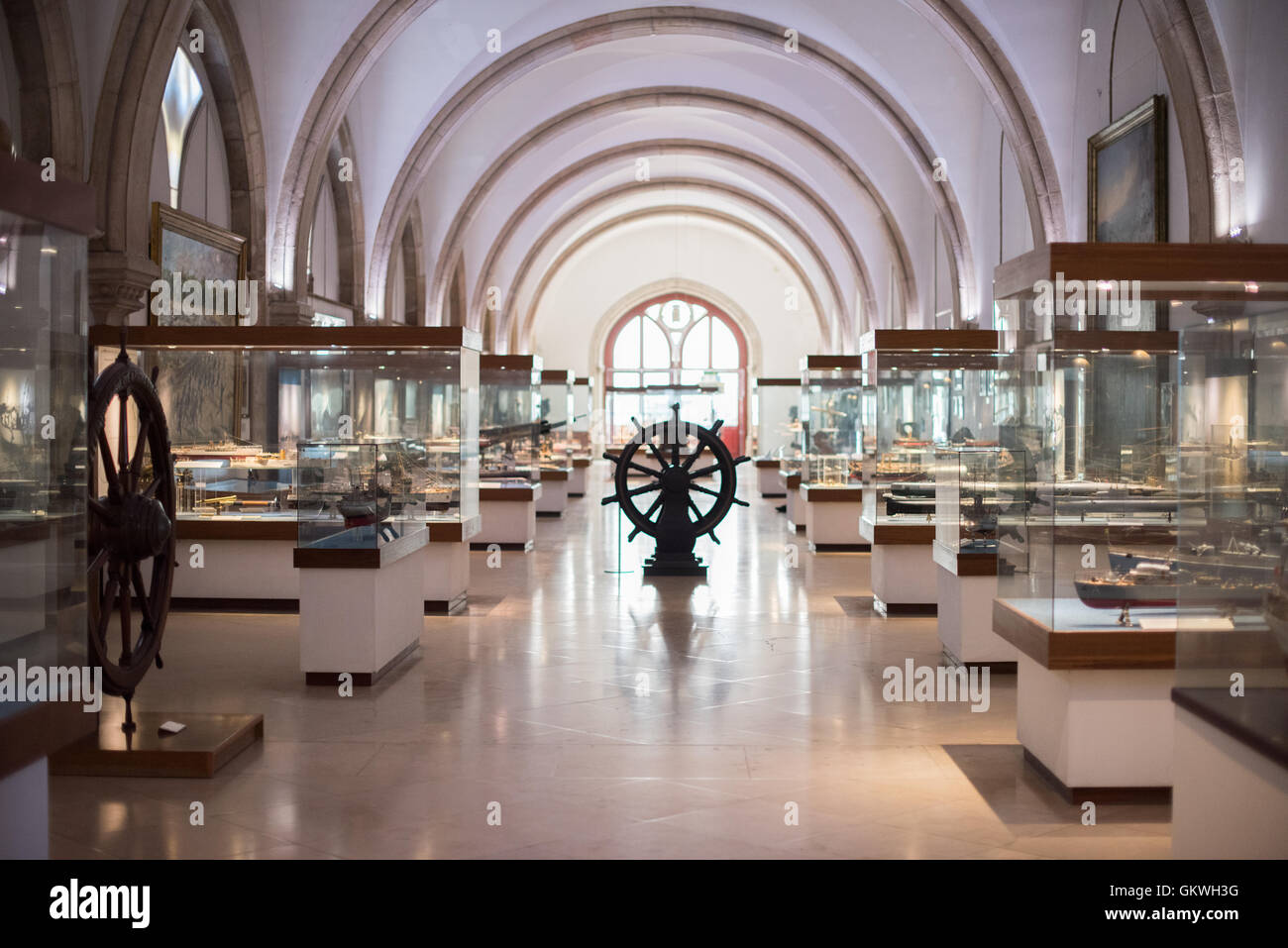 LISSABON, Portugal – das Museu de Marinha (Maritime Museum of Navy Museum) konzentriert sich auf die portugiesische maritime Geschichte. Es bietet Ausstellungen über Portugals Zeitalter der Entdeckung, die portugiesische Marine, Handels- und Freizeitschifffahrt und, in einem großen Anbau, Lastkähne und Wasserflugzeuge. Es befindet sich im Stadtviertel Belem von Lissabon und nimmt teilweise einen Flügel des Klosters Jerónimos ein. Der Eingang erfolgt durch eine Kapelle, die Henry der Navigator als Ort errichtet hatte, an dem abfahrende Reisende vor dem Segel eine Messe ablegten. Das Museum belegt seinen heutigen Platz seit 1963. Stockfoto