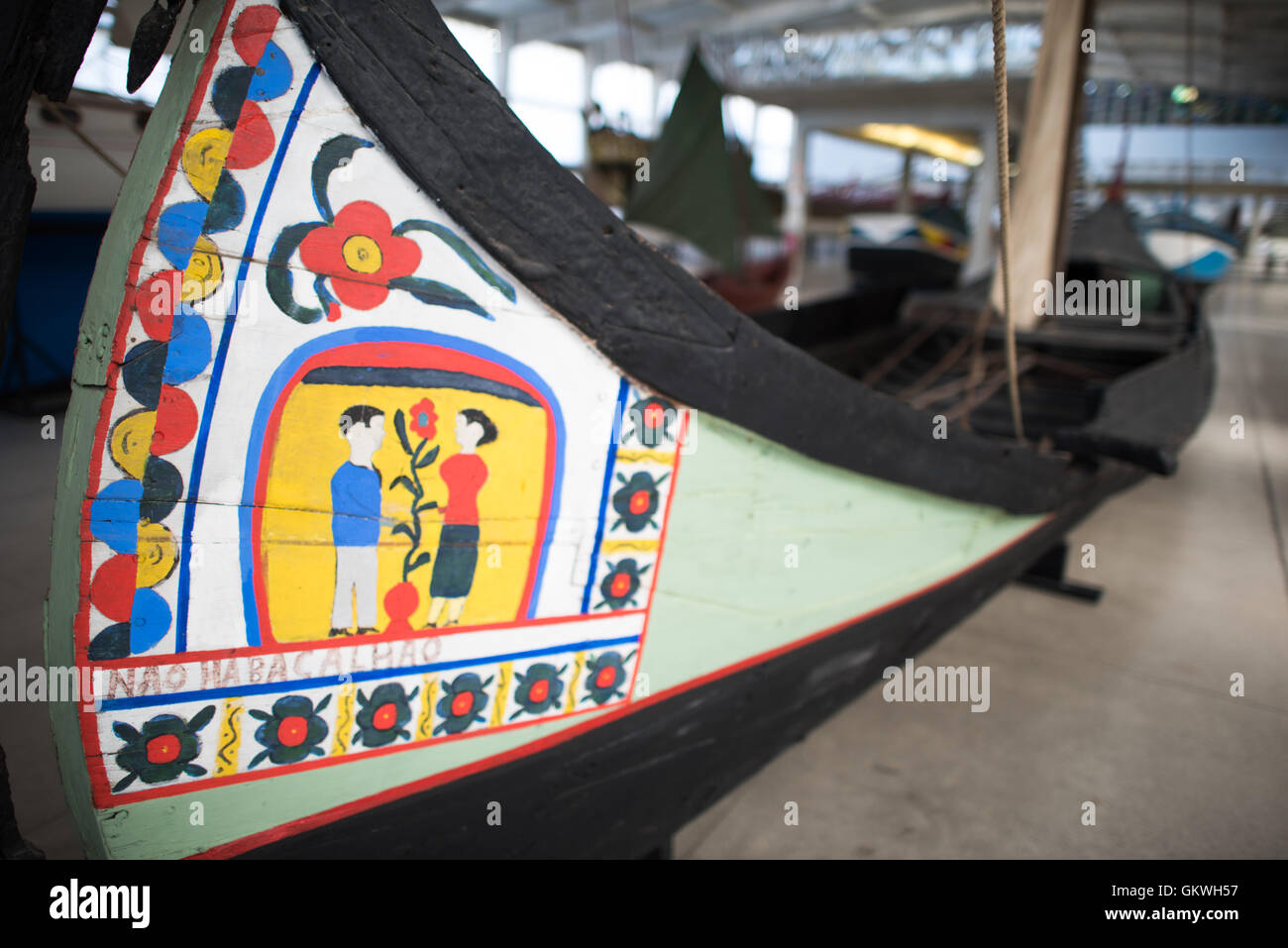 LISSABON, Portugal – das Moliceiro, ein Boot, das in der Mündung von Aveiro zum Sammeln und Transportieren von Seetang und sargasso verwendet wird. Sie wurde 1964 in Pardilho, Estarreja, von Henrique Ferreira da Costa erbaut. Das Museu de Marinha (Maritime Museum of Navy Museum) konzentriert sich auf die portugiesische maritime Geschichte. Es bietet Ausstellungen über Portugals Zeitalter der Entdeckung, die portugiesische Marine, Handels- und Freizeitschifffahrt und, in einem großen Anbau, Lastkähne und Wasserflugzeuge. Es befindet sich im Stadtviertel Belem von Lissabon und nimmt teilweise einen Flügel des Klosters Jerónimos ein. Der Eingang ist durch eine Kapelle, die Henry der Naviga führt Stockfoto