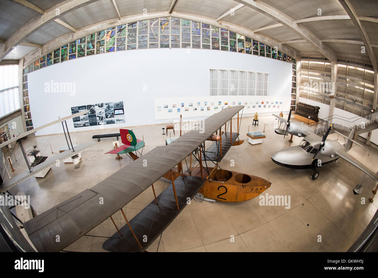 LISSABON, Portugal – das Museu de Marinha (Maritime Museum of Navy Museum) konzentriert sich auf die portugiesische maritime Geschichte. Es bietet Ausstellungen über Portugals Zeitalter der Entdeckung, die portugiesische Marine, Handels- und Freizeitschifffahrt und, in einem großen Anbau, Lastkähne und Wasserflugzeuge. Es befindet sich im Stadtviertel Belem von Lissabon und nimmt teilweise einen Flügel des Klosters Jerónimos ein. Der Eingang erfolgt durch eine Kapelle, die Henry der Navigator als Ort errichtet hatte, an dem abfahrende Reisende vor dem Segel eine Messe ablegten. Das Museum belegt seinen heutigen Platz seit 1963. Stockfoto