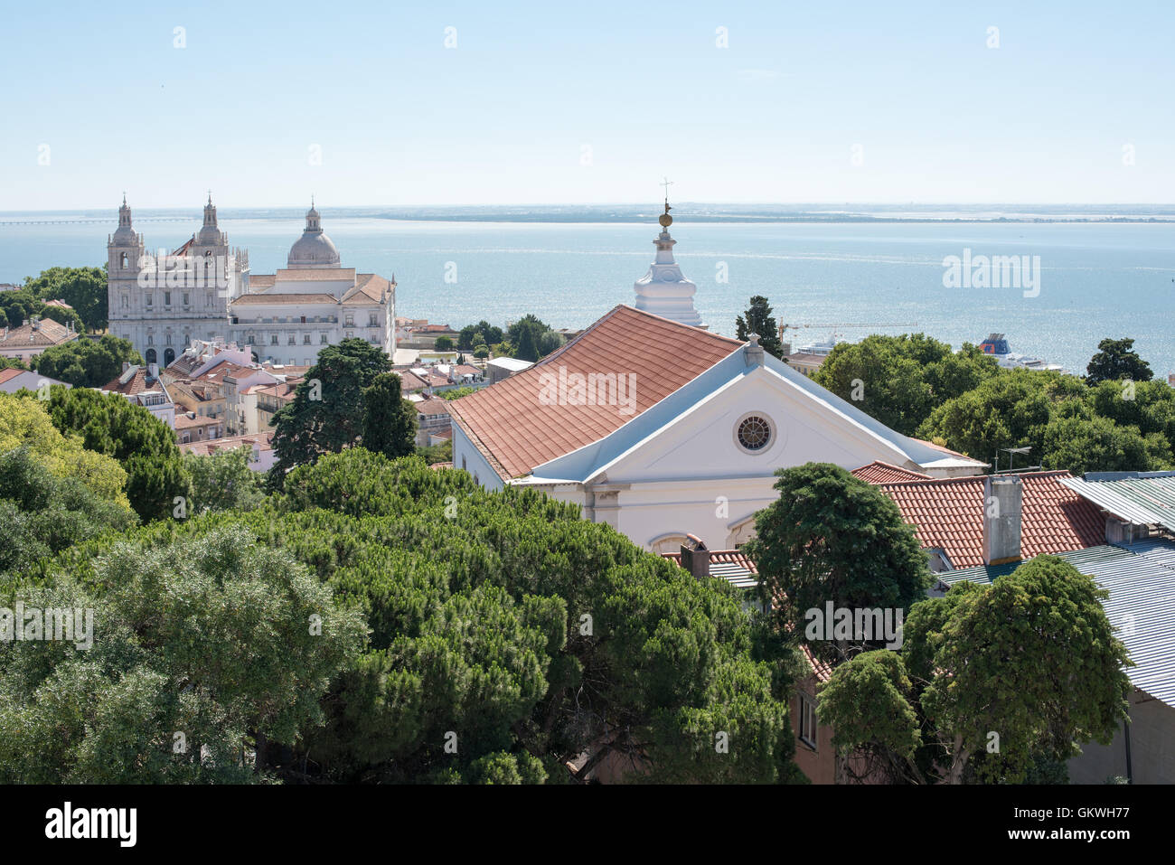 Lissabon, Portugal - sitzt hoch auf einem Hügel mit Blick auf das Zentrum von Lissabon, São Jorge Castle (oder Castelo de São Jorge oder Saint George Castle) ist eine maurische Burg. Befestigungen gab es auf der Website für Tausende von Jahren, und das aktuelle Datum der markanten Wände bis ins 14. Jahrhundert. Stockfoto