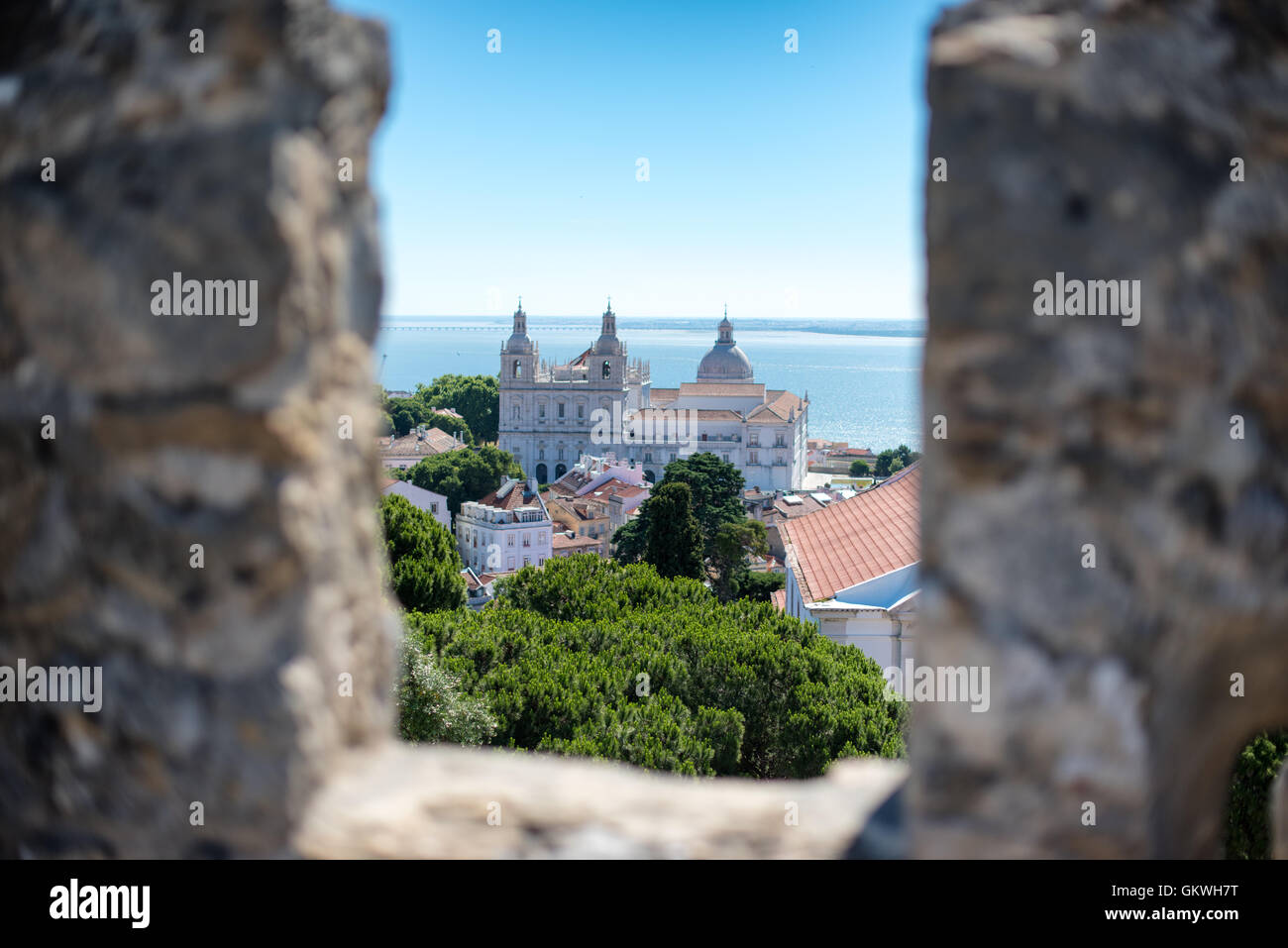 São Jorge Castle Lissabon Portugal // LISSABON, Portugal - das Schloss São Jorge (oder Castelo de São Jorge) ist eine maurische Burg. Befestigungen existieren hier seit Tausenden von Jahren, und die heutigen markanten Mauern stammen aus dem 14. Jahrhundert. Stockfoto