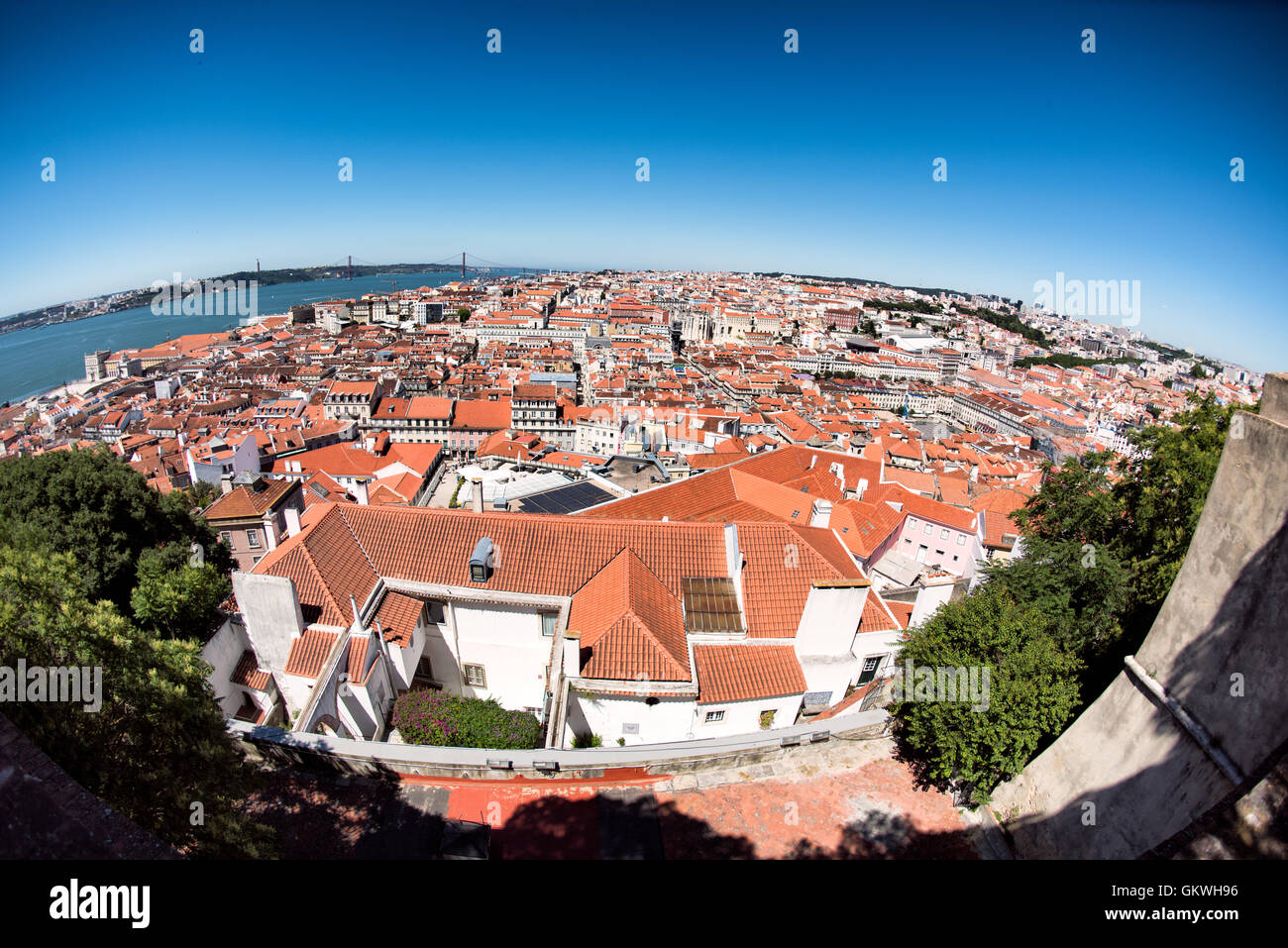 São Jorge Blick auf Lissabon und den Tejo Lissabon // LISSABON, Portugal - Blick auf die Stadt Lissabon und den Tejo Fluss, von den Mauern des Schlosses aus nach Westen. Hoch oben auf einem Hügel mit Blick auf das Zentrum von Lissabon, ist die Burg São Jorge (oder Castelo de São Jorge oder St. George Castle) eine maurische Burg. Befestigungen existieren hier seit Tausenden von Jahren, und die heutigen markanten Mauern stammen aus dem 14. Jahrhundert. Stockfoto