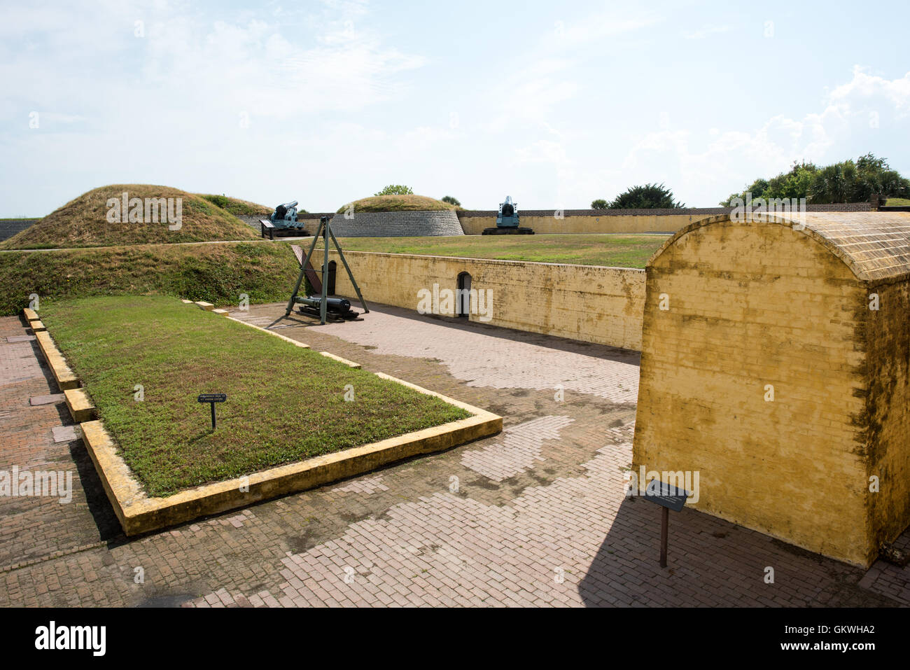 SULLIVANS ISLAND, South Carolina - Fort Moultrie ist Teil von Fort Sumter National Monument am Eingang zum Hafen von Charleston in South Carolina. Die Festung spielte eine entscheidende Rolle bei der Verteidigung des Hafens aus der Zeit des Unabhängigkeitskrieges durch Zweiter Weltkrieg. Während dieser Zeit es mehrere Upgrades von der ursprünglichen Palmetto Blockwände auf die neuere stark durchgemacht hat befestigte irdenen Bunker. Stockfoto