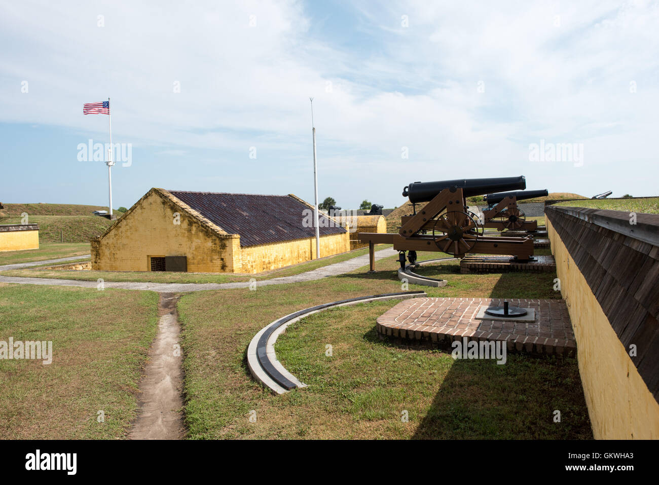 SULLIVAN'S ISLAND, South Carolina - Sullivan's Island, South Carolina - Fort Moultrie ist Teil der Fort Sumter National Monument am Eingang zum Hafen von Charleston in South Carolina. Das Fort hat eine entscheidende Rolle bei der Verteidigung der Hafen aus der Zeit des revolutionären Krieges durch den Zweiten Weltkrieg gespielt Während dieser Zeit hat es mehrere Upgrades unterzogen, von der ursprünglichen Palmetto Wände auf die neuere stark befestigte irdenen Bunker anmelden. Stockfoto