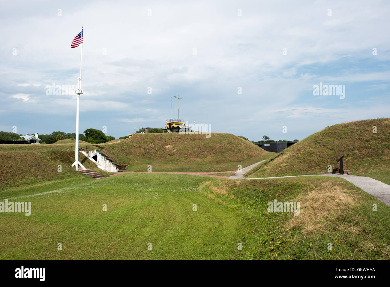 SULLIVANS ISLAND, South Carolina - Fort Moultrie ist Teil von Fort Sumter National Monument am Eingang zum Hafen von Charleston in South Carolina. Die Festung spielte eine entscheidende Rolle bei der Verteidigung des Hafens aus der Zeit des Unabhängigkeitskrieges durch Zweiter Weltkrieg. Während dieser Zeit es mehrere Upgrades von der ursprünglichen Palmetto Blockwände auf die neuere stark durchgemacht hat befestigte irdenen Bunker. Stockfoto