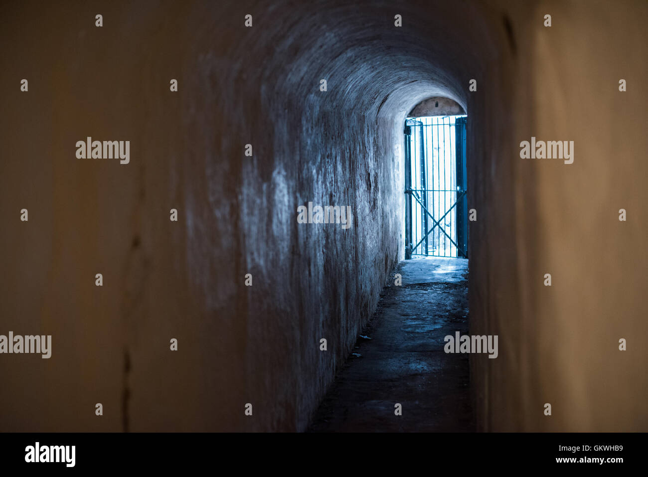 Fort Moultrie Gunpowder Magazine Sullivan's Island South Carolina // SULLIVAN's ISLAND, South Carolina - das Principal Magazine war Teil der Modernisierung der 1870er Jahre. Das Gebäude beherbergt die Hauptversorgung des Forts mit Schießpulver. Sie wurde mit Beton und Erde gebaut, um vor neuen gezündeten Artillerie zu schützen. Fort Moultrie ist Teil des Fort Sumter National Monument am Eingang zum Charleston Harbor in South Carolina. Das Fort spielte eine entscheidende Rolle bei der Verteidigung des Hafens von der Zeit des Unabhängigkeitskrieges bis zum Zweiten Weltkrieg. Während dieser Zeit wurde es mehrfach ausgebaut, von der Origg Stockfoto