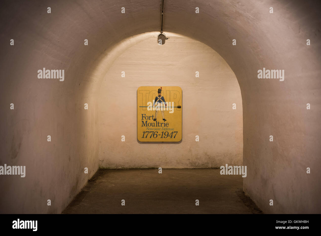 Fort Moultrie Principal Magazine Sullivan's Island South Carolina // SULLIVAN's ISLAND, South Carolina - das Principal Magazine war Teil der Modernisierung der 1870er Jahre. Das Gebäude beherbergt die Hauptversorgung des Forts mit Schießpulver. Sie wurde mit Beton und Erde gebaut, um vor neuen gezündeten Artillerie zu schützen. Fort Moultrie ist Teil des Fort Sumter National Monument am Eingang zum Charleston Harbor in South Carolina. Das Fort spielte eine entscheidende Rolle bei der Verteidigung des Hafens von der Zeit des Unabhängigkeitskrieges bis zum Zweiten Weltkrieg. Während dieser Zeit wurde es mehrfach ausgebaut, von der Origg Stockfoto