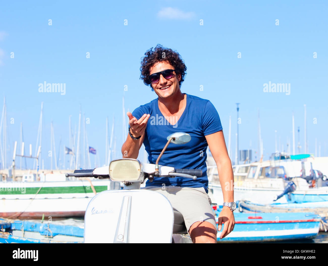 Italienischer Jugendlicher auf Vespa Roller lächelnd Stockfoto