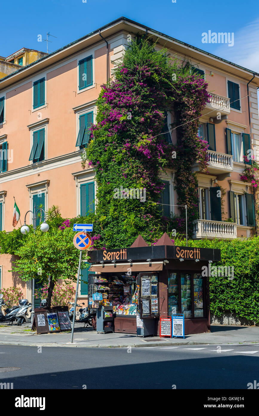 Typische Kiosk verkaufen die neuesten Zeitungen und Zeitschriften auf einer europäischen Stadt Straße. Stockfoto