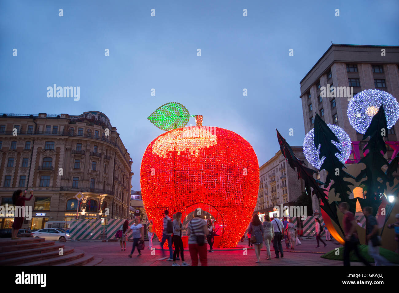 Manezhnaya Ploshchad in der Abenddämmerung Stockfoto