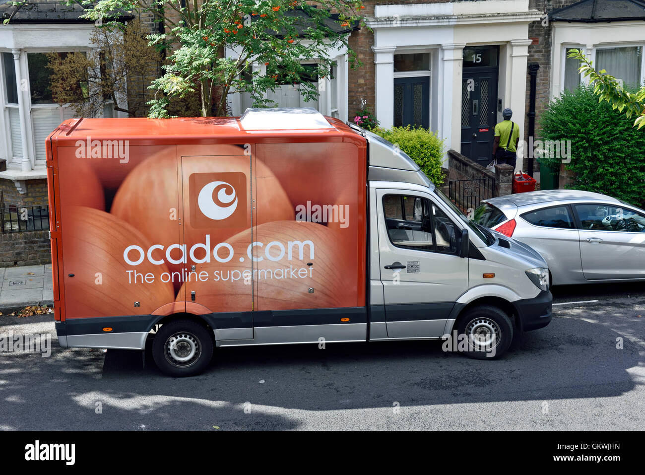 Ocado Van mit Fahrer liefert Lebensmittel Lebensmittel zu einem Haus in der städtischen Straße Holloway, London Borough of Islington, England Großbritannien Großbritannien Stockfoto