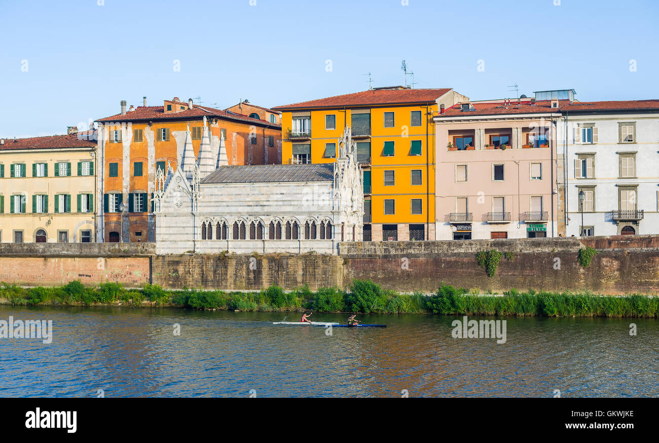 Menschen im Kajak überqueren den Fluss Arno vor Chiesa di Santa Maria della Spina Kirche von Pisa. Italien. Stockfoto