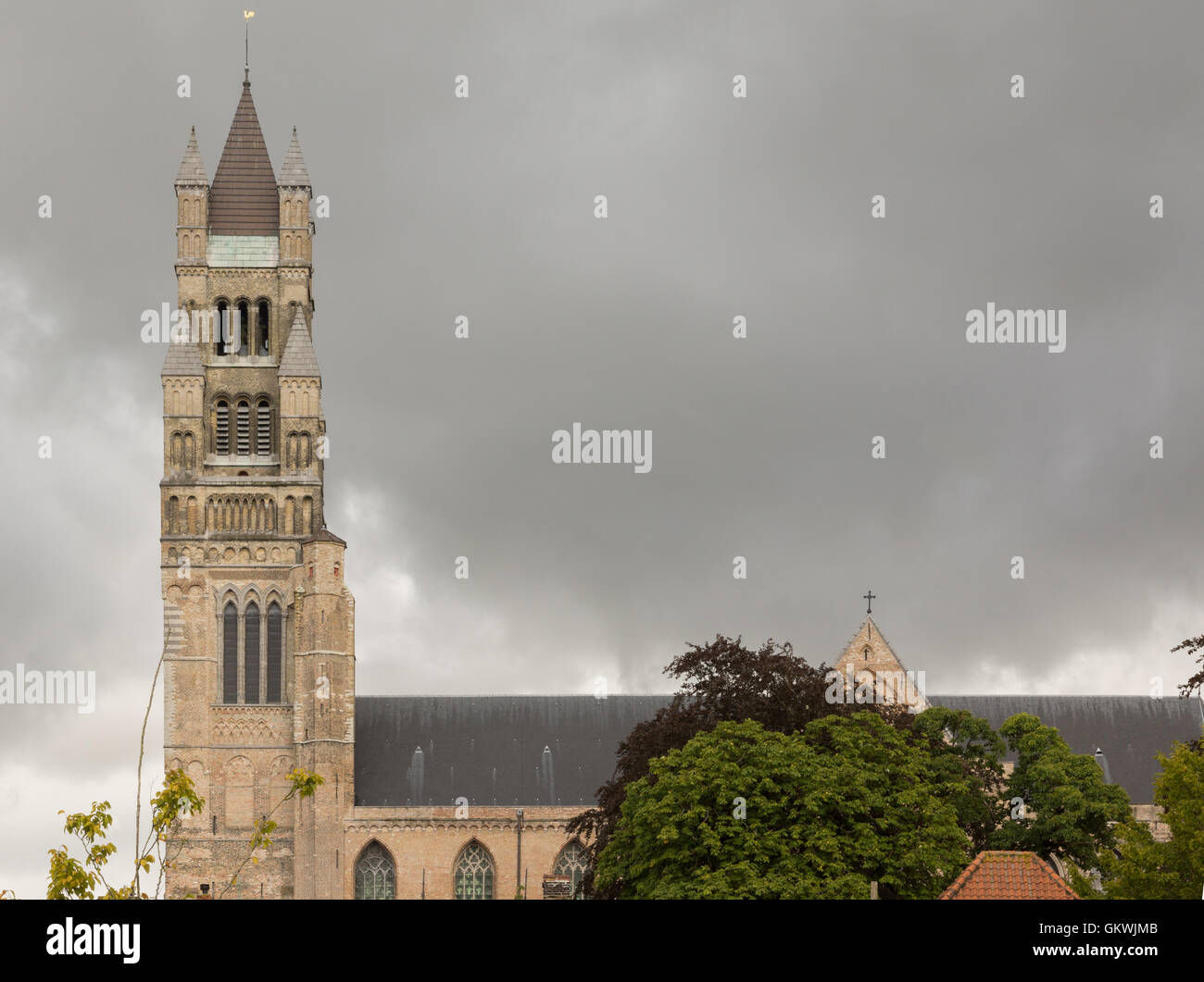 Der Turm und Dach der Sint-Salvator-Kathedrale. Stockfoto