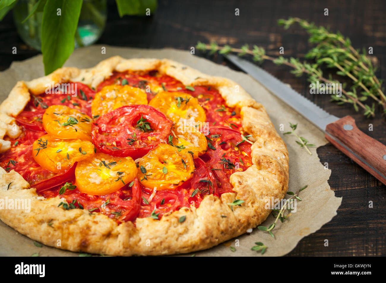 Köstliche hausgemachte rustikalen offenen Torte (Galette) mit Tomaten, Thymian und Ziege Käse Stockfoto