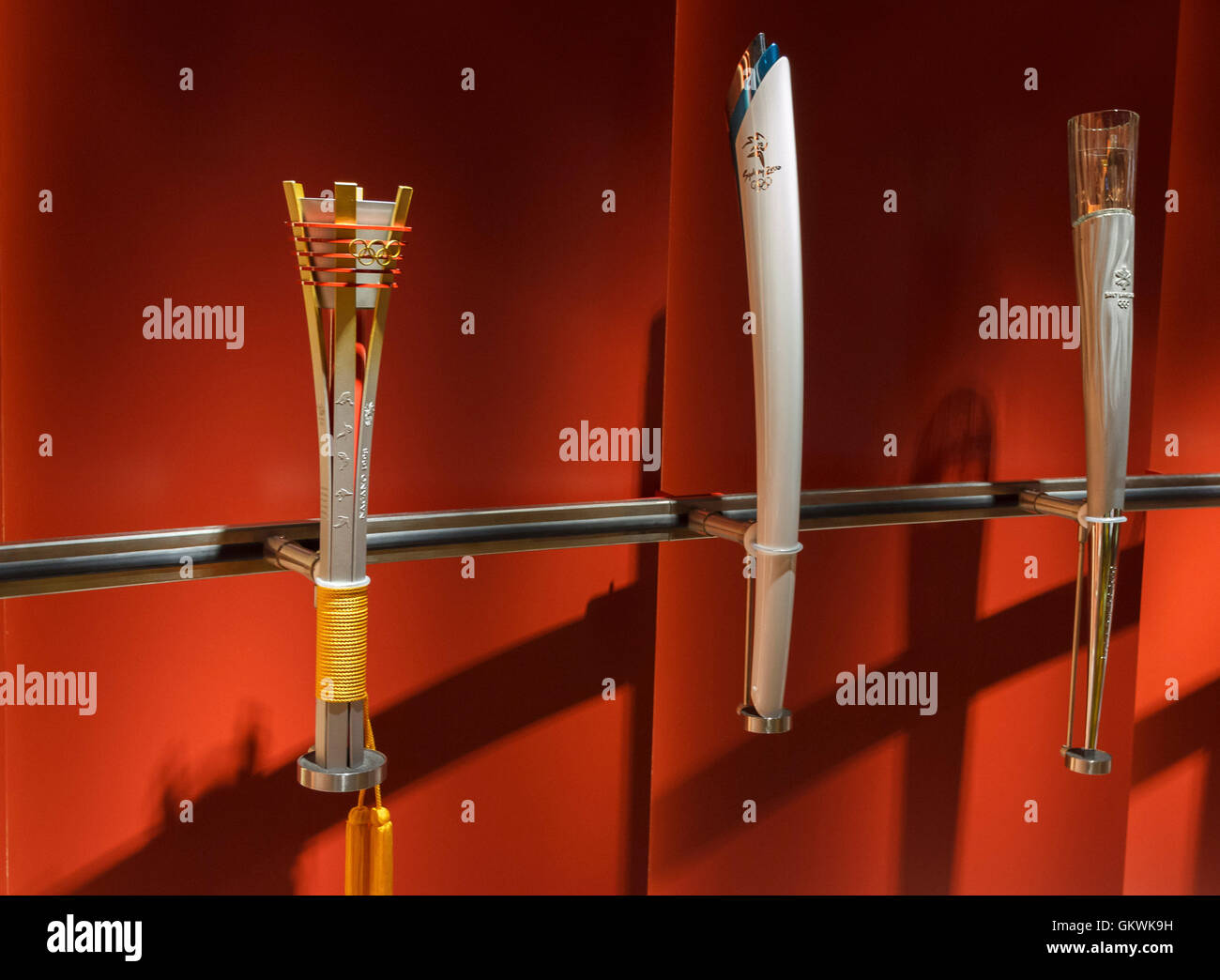 Olympische Fackeln aus Nagano, Sydney und Salt Lake City, Olympischen Museum, Lausanne, Schweiz Stockfoto