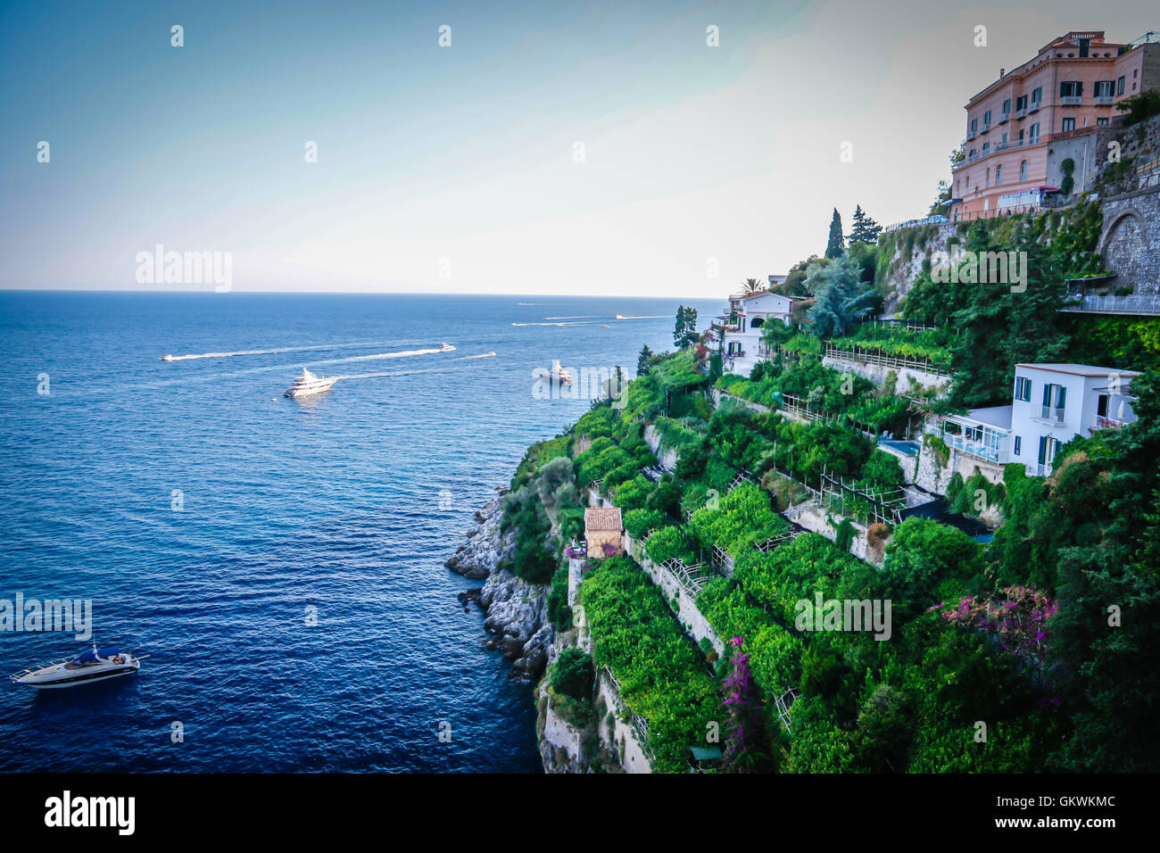 Die Amalfi-Küste Meer und Boote auf dem Wasser Stockfoto