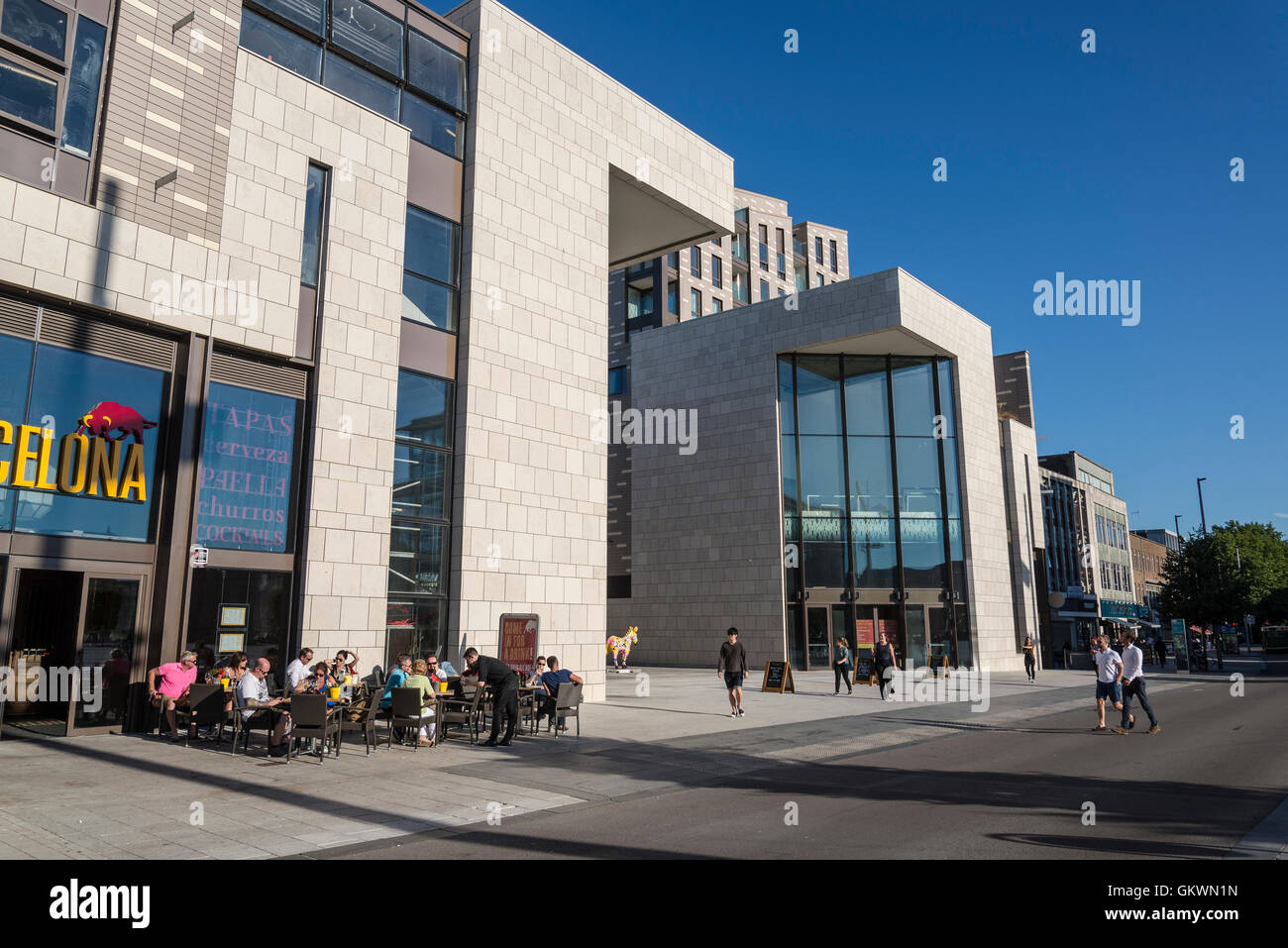 Tapas Barcelona bei neu entwickelten Kulturviertel, Kunst Quartal Guildhall Square, Southampton, Hampshire, England, UK Stockfoto