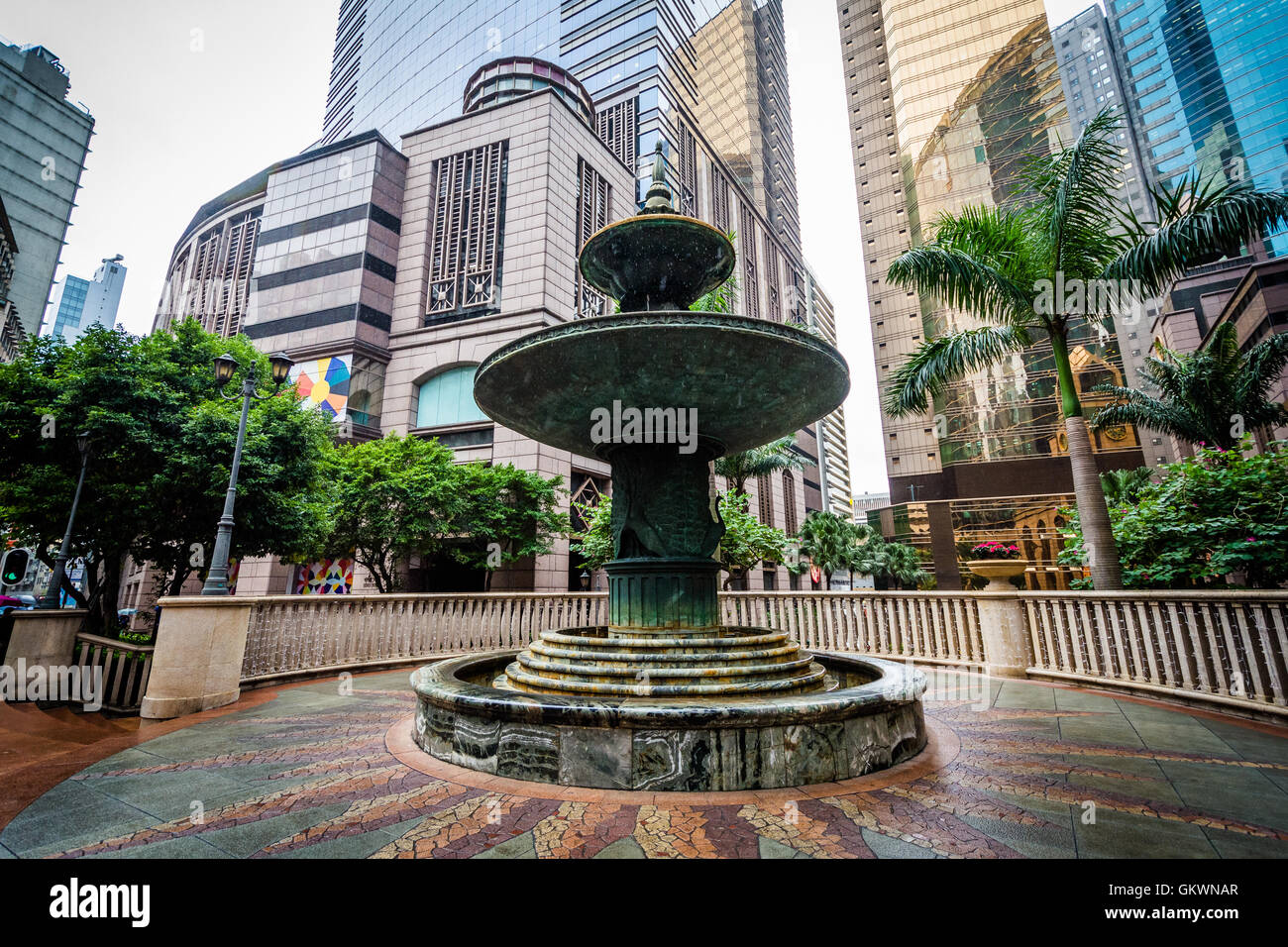 Park und modernen Wolkenkratzern in Sheung Wan, Hong Kong, Hong Kong. Stockfoto