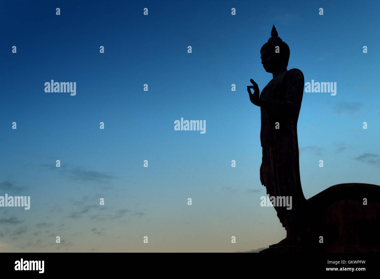 Buddha-Statue in unmittelbarer Haltung bei Buddhamonthon (Phutthamonthon), buddhistische Park in Nakhon Pathom, Thailand. Stockfoto