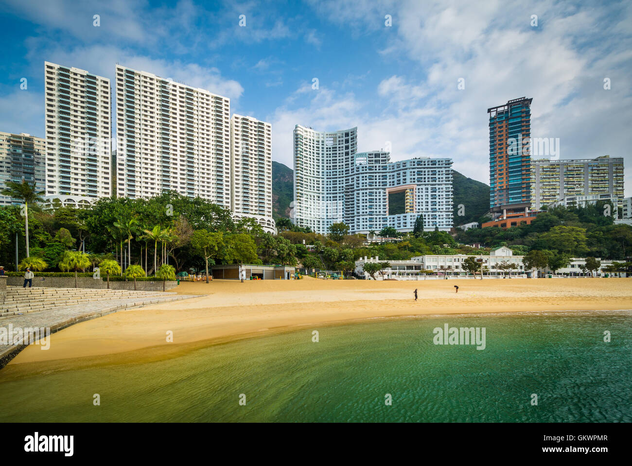 Wolkenkratzer und Strand am Repulse Bay, Hong Kong, Hong Kong. Stockfoto