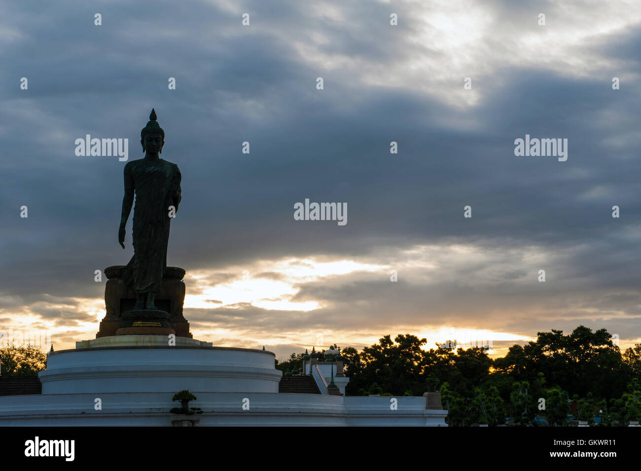 Wanderbares Buddha-Statue im Buddhamonthon (Phutthamonthon), buddhistische Park in Nakhon Pathom, Thailand, Twilight moment Stockfoto