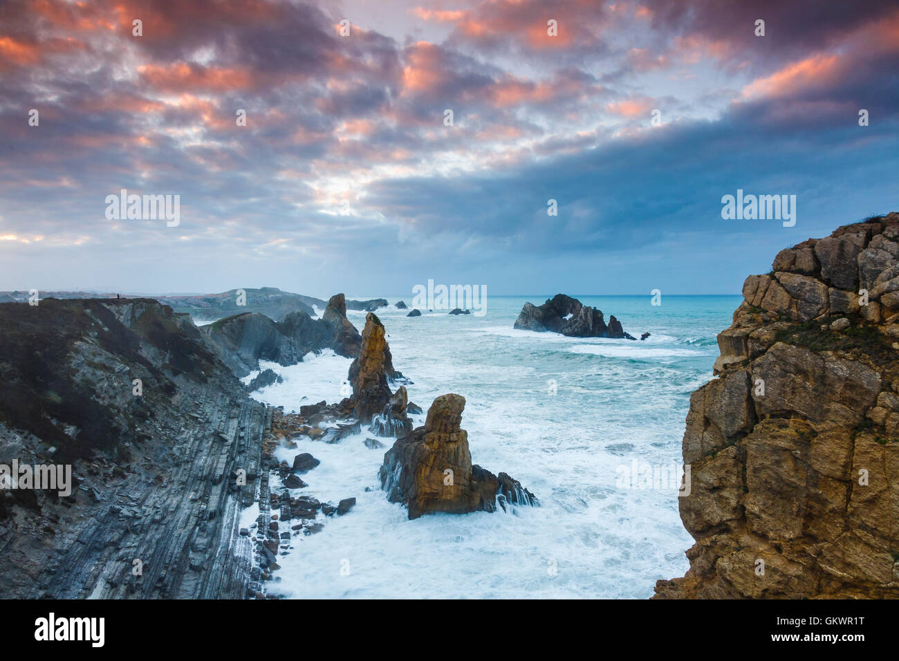 Klippen und Wolken in der Abenddämmerung. Stockfoto