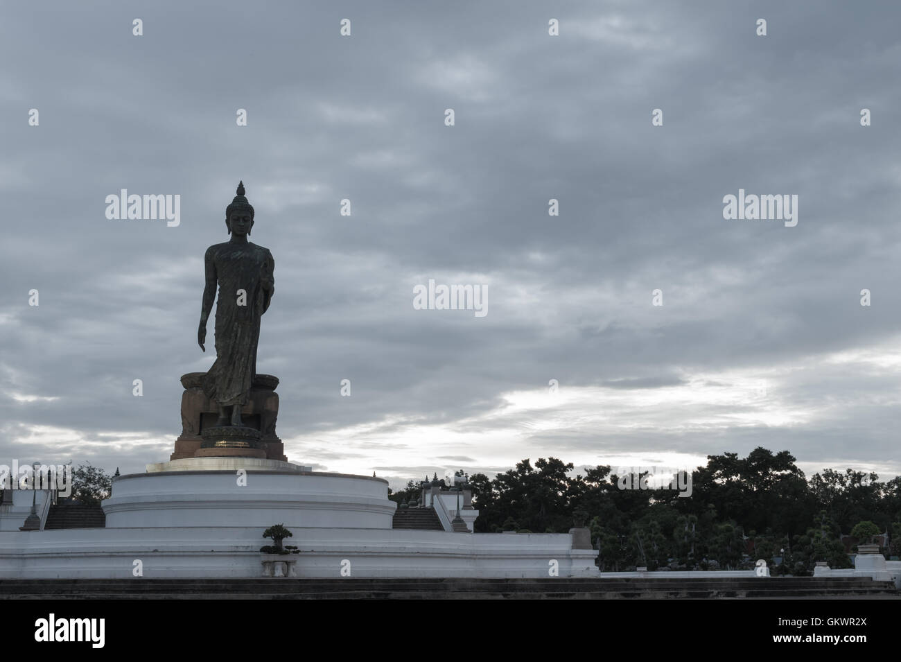 Wanderbares Buddha-Statue im Buddhamonthon (Phutthamonthon), buddhistische Park in Nakhon Pathom, Thailand, Twilight moment Stockfoto