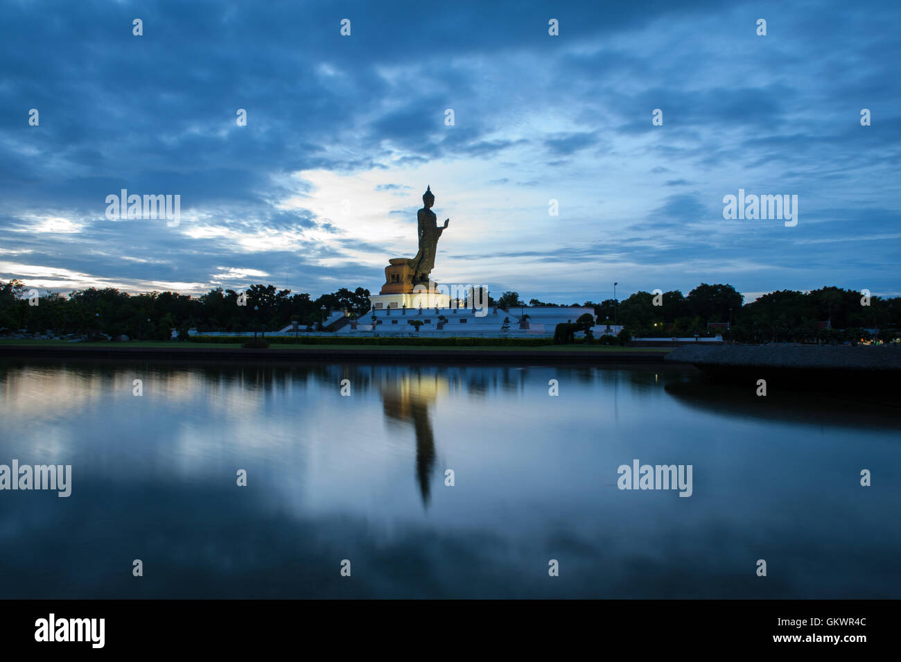 Wanderbares Buddha-Statue im Buddhamonthon (Phutthamonthon), buddhistische Park in Nakhon Pathom, Thailand, Twilight moment Stockfoto