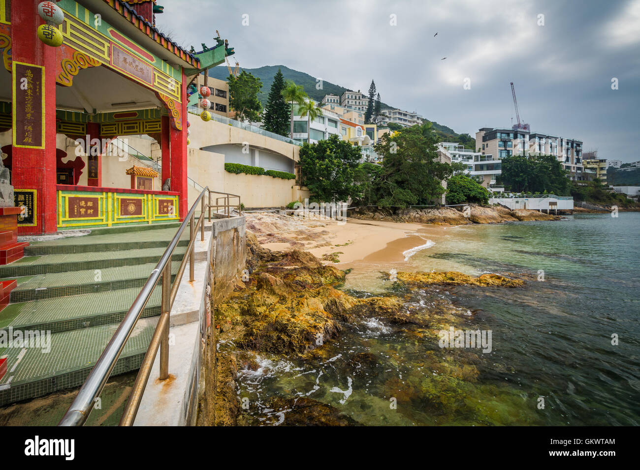 Die Kwum Yam Schrein und Felsenküste am Repulse Bay, Hong Kong, Hong Kong. Stockfoto