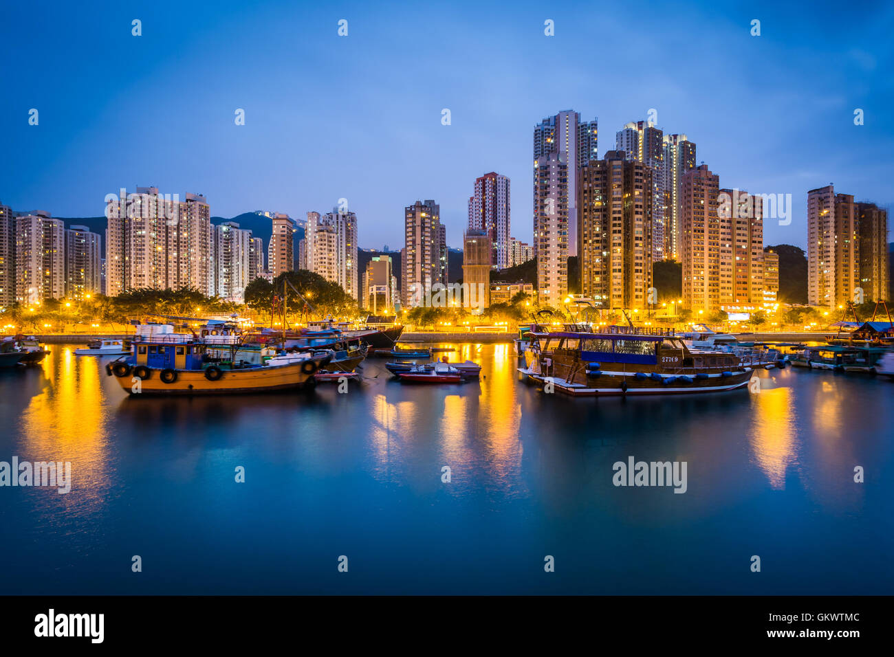 Die Skyline von Aberdeen, von Ap Lei Chau, Hong Kong, Hong Kong gesehen. Stockfoto