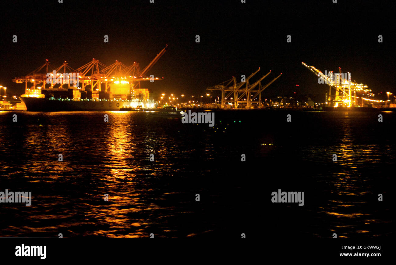 Der Hafen von Seattle bei Nacht, von einer eingehenden Fähre aus gesehen. Stockfoto