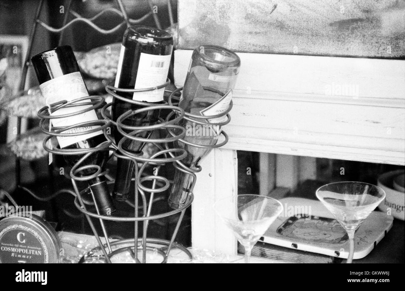 Flaschen Wein und Martini-Gläser verbinden sich zu einem künstlerischen Bild genommen in einem kleinen Restaurant. Stockfoto