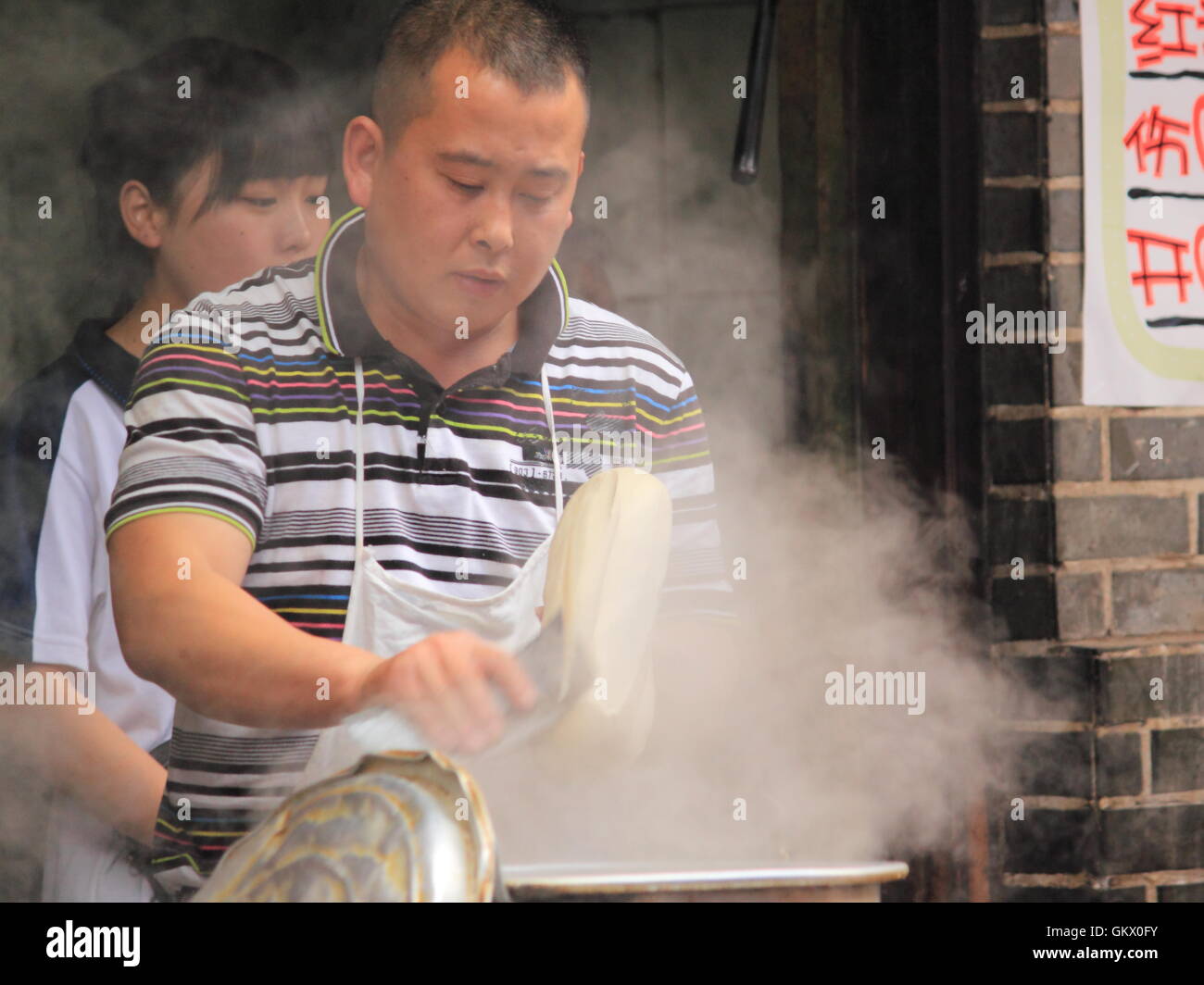 Nudel-Chef kocht lokale Nudeln in Luodai Chengdu China Stockfoto