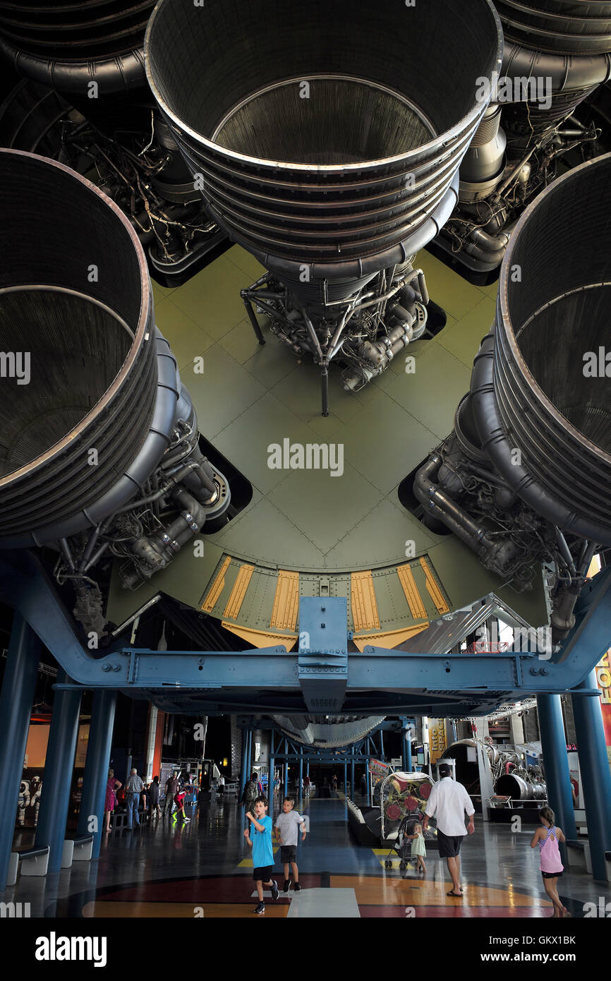Besucher schauen Sie sich die letzten Überlebenden Saturn V-Rakete auf den US Raum & Rocket Center in Huntsville, Alabama. Stockfoto