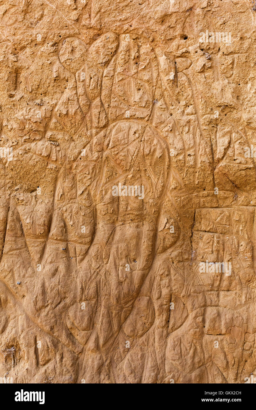 zerkratzte Schlamm-Mauer mit einem Herzen in der Toskana, Italien Stockfoto