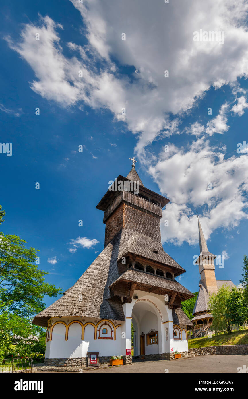 Turm am Eingang zum Kloster Barsana, Maramures Region, Rumänien Stockfoto
