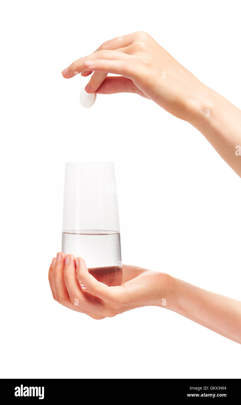 Nahaufnahme eines weiblichen Hand mit großen weißen runden Brausetablette über sauber transparentes Glas mit Wasser zu trinken Stockfoto